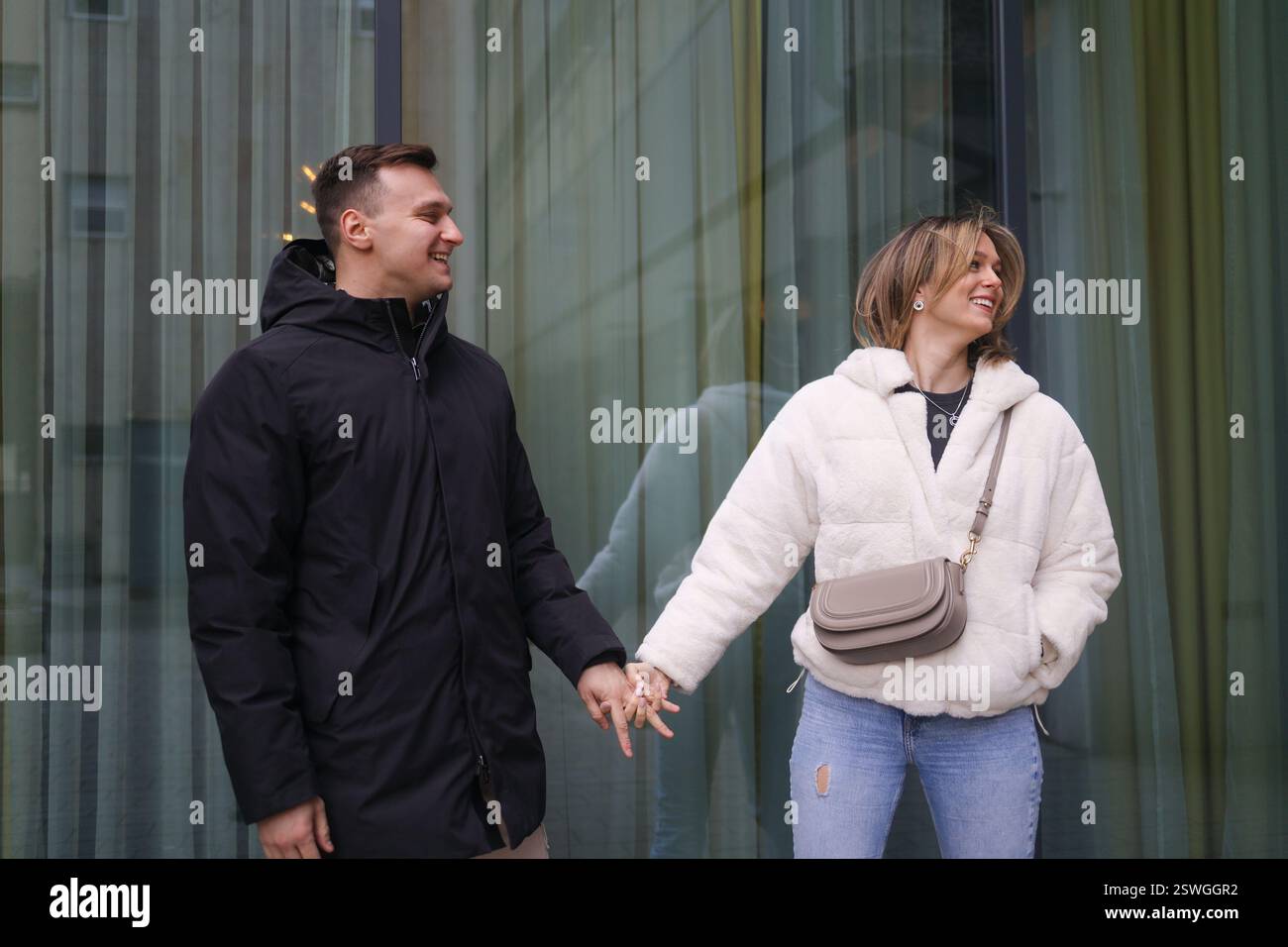 Intime Bindung von Freund und Freundin auf einem romantischen Spaziergang Stockfoto