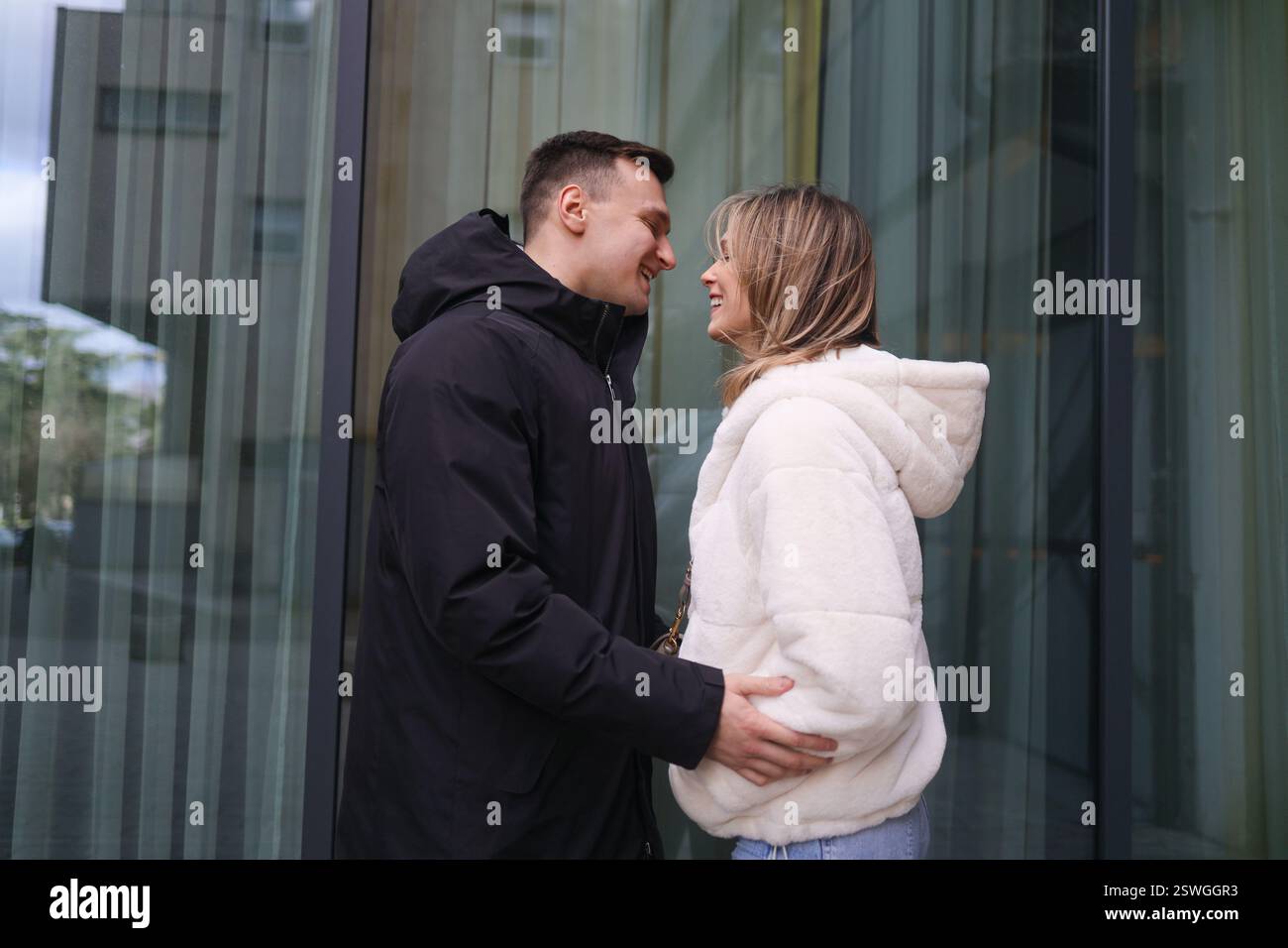 Verlobtes Paar genießt glückliche Momente und küsst sich gegenseitig Stockfoto
