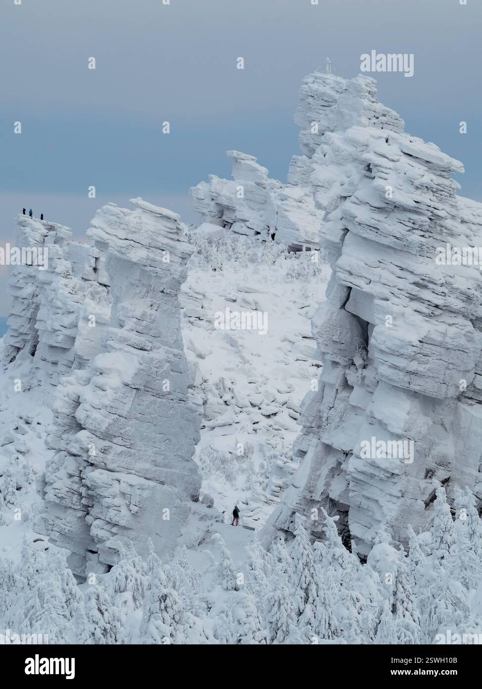 Ein riesiger Berg voller Schnee. Stockfoto
