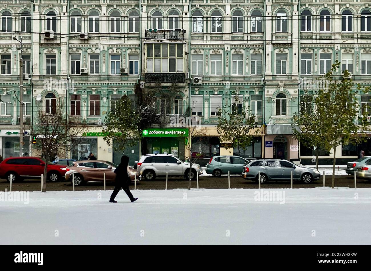 Ein Mann spaziert durch den Schnee in Kiew, Ukraine am 27. November 2023. Stockfoto