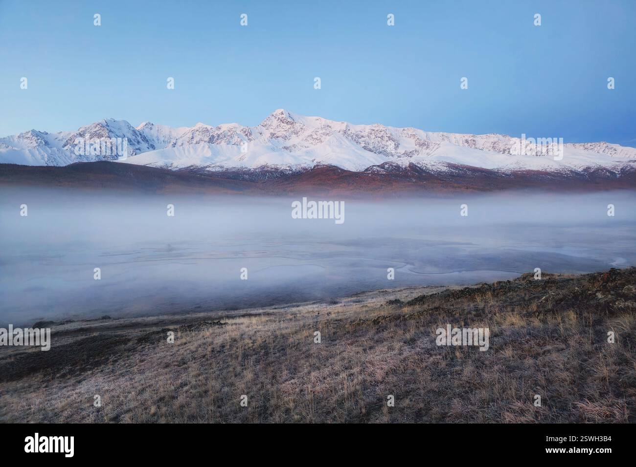 Wunderschöne Naturszene in den Bergen des Frühherbstes. Nebeliger Sonnenaufgang auf dem Dzhangyskol See, Reise- und Winterurlaub Hintergrund. Stockfoto
