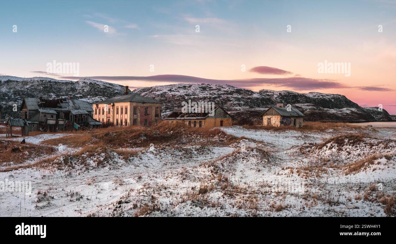 Panoramablick auf das alte Haus gegen den arktischen Himmel. Altes authentisches Dorf Teriberka. Kola-Halbinsel. Stockfoto