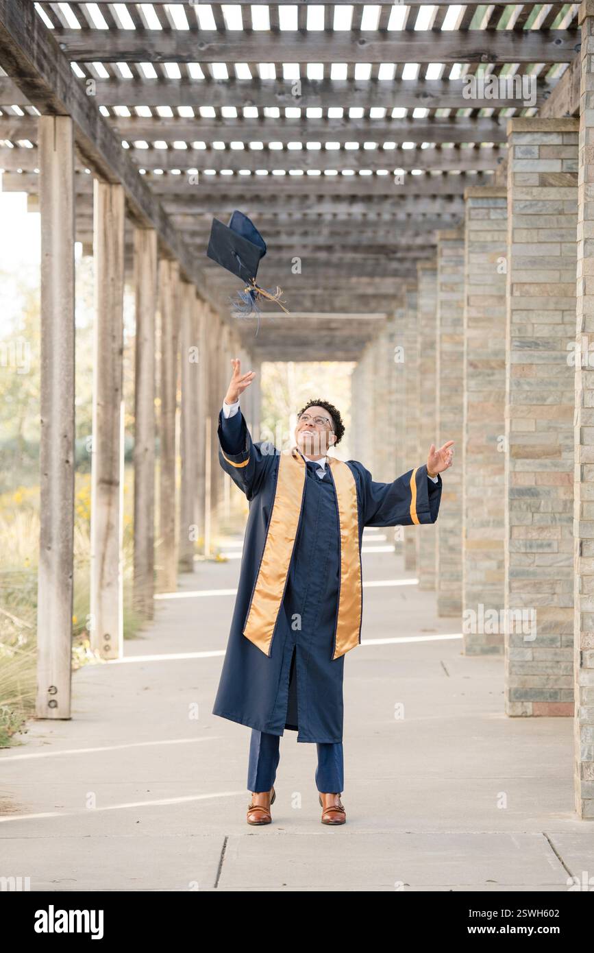 Feiere den Abschluss mit einem fröhlichen Kappenwurf Stockfoto