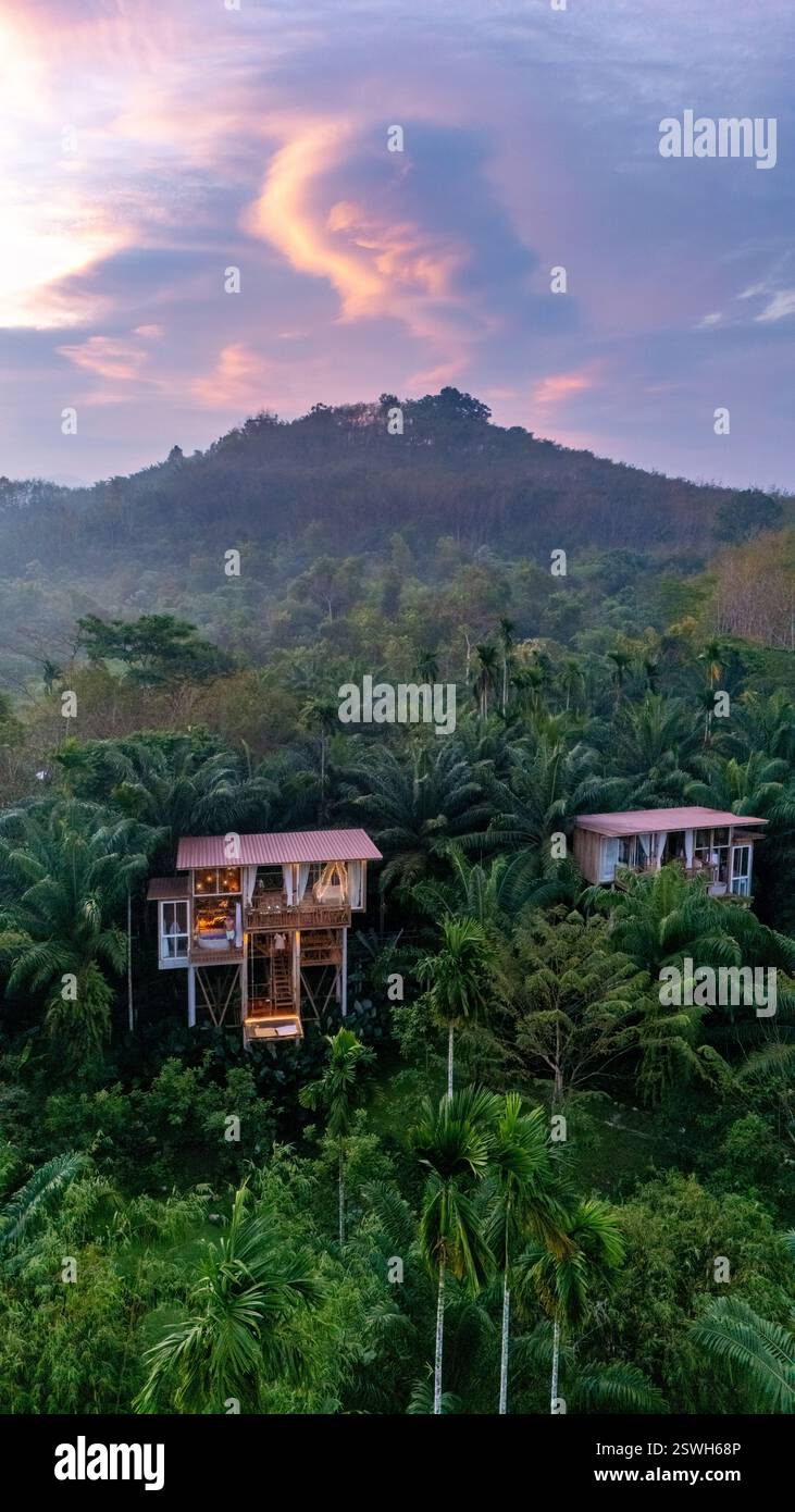 Einzigartige Unterkünfte im Baumhaus eingebettet in üppige Wälder Thailands oder Balis bei Sonnenuntergang Stockfoto
