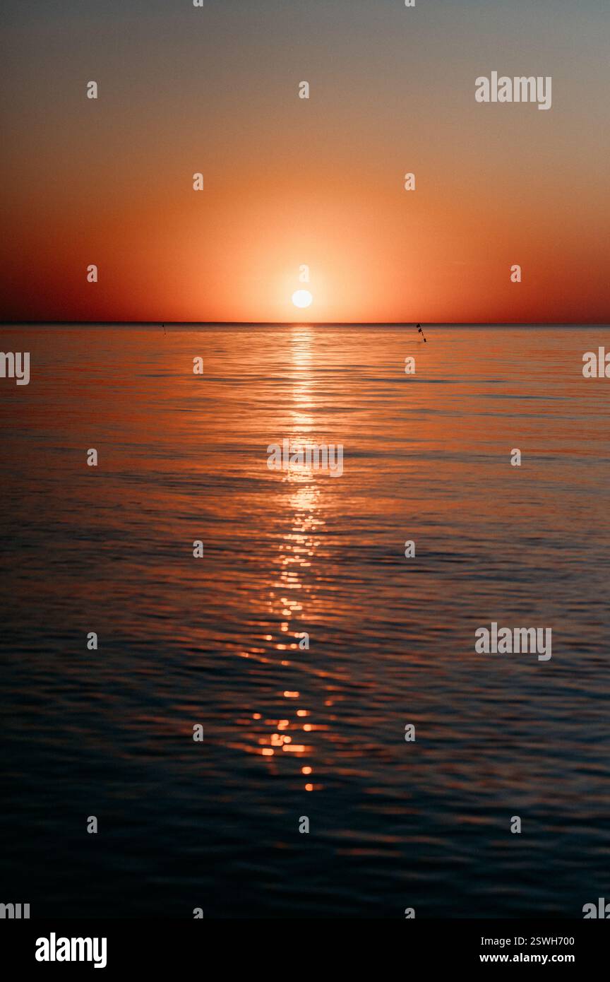 Sonnenuntergang über dem Meer Stockfoto