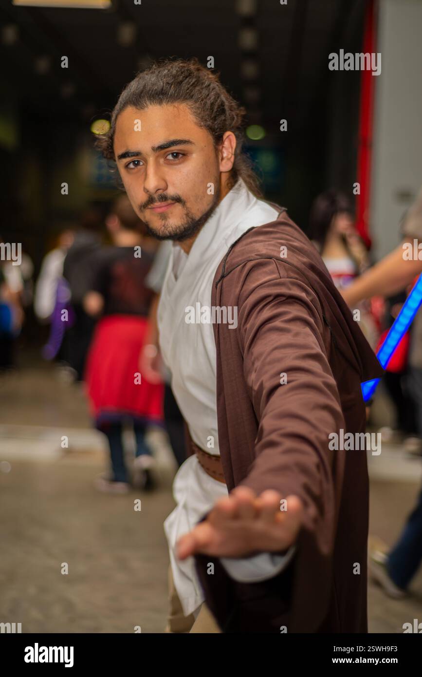 Ein Mann in einem Jedi-Cosplay aus Star Wars Stockfoto
