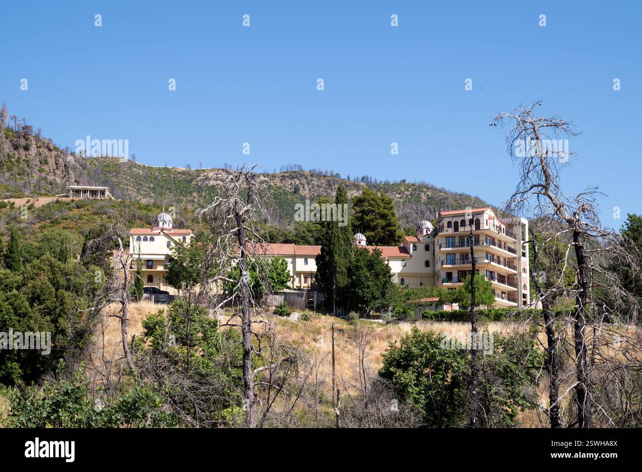 Das Kloster St. David in Nord-Evia, Griechenland, umgeben von verbrannten Bäumen von den Waldbränden im August 2021 Stockfoto