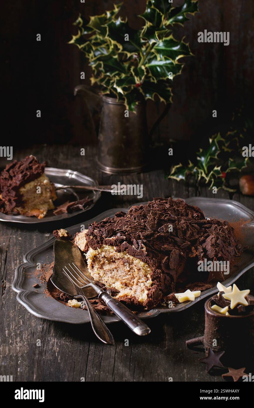 In Scheiben geschnittene Weihnachten Schokolade Yule log Stockfoto