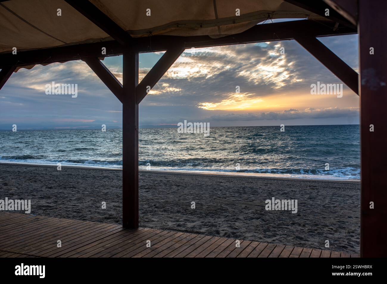 Pavillon am Meer, gebadet in der Sonne bei Sonnenaufgang. Hochwertige Fotos Stockfoto