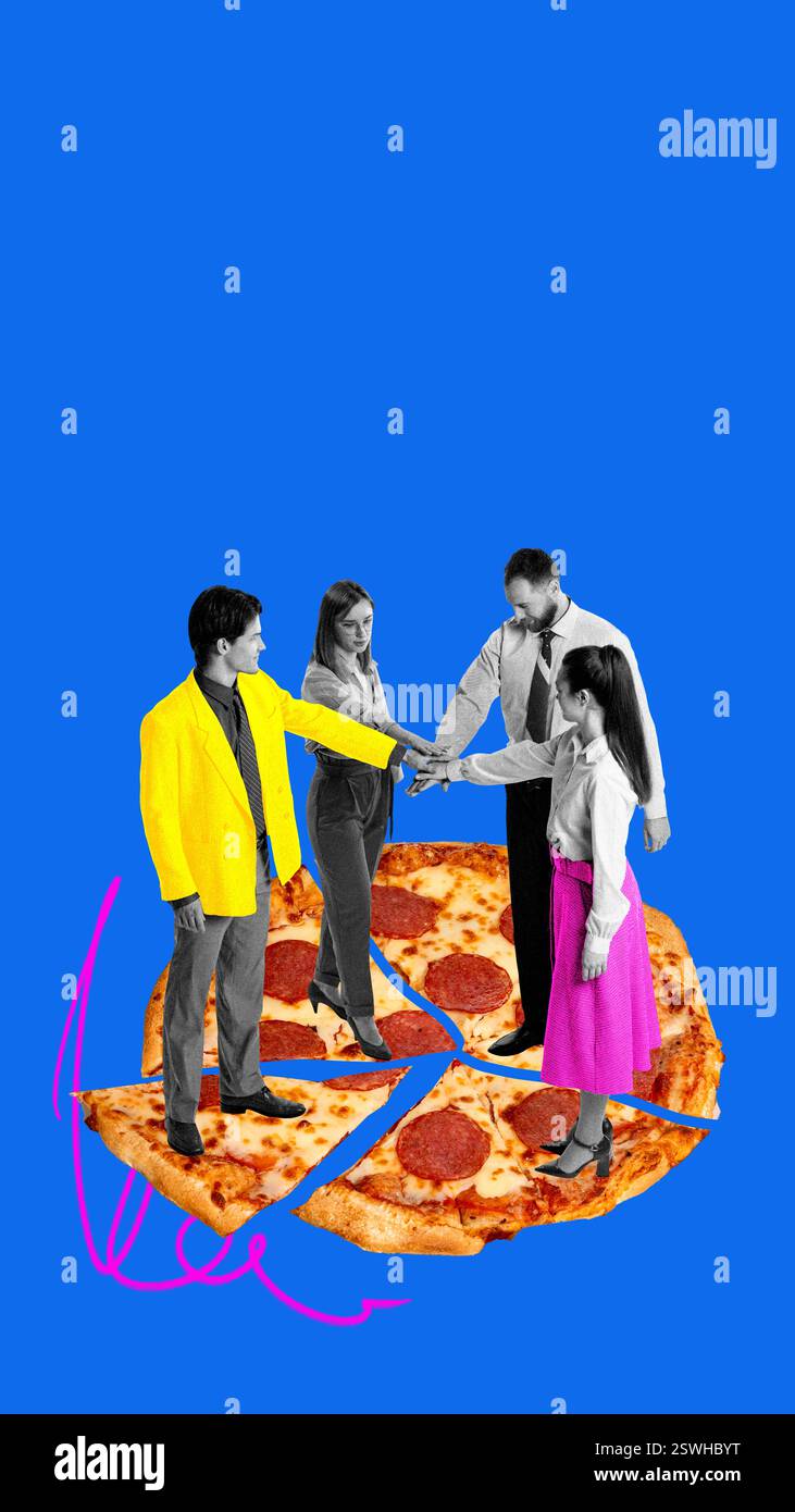 Das Business-Team steht auf Pizzaschnitten, vereint die Hände und veranschaulicht die gemeinsame Anstrengung und den gleichberechtigten Beitrag zur Teamarbeit. Stockfoto