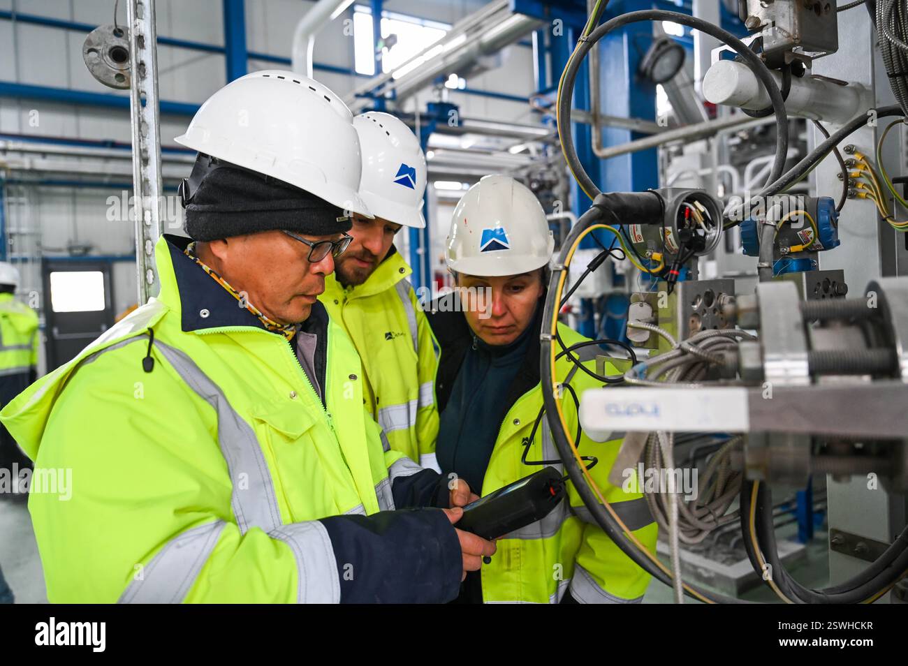 (250220) -- AKSARAY, 20. Februar 2025 (Xinhua) -- chinesische und türkische Ingenieure überprüfen die Bodenstationen des unterirdischen Erdgasspeichers am Tuz-See in der Provinz Aksaray, T¨¹rkiye, 12. Februar 2025. Das Projekt zur Erweiterung der unterirdischen Erdgasspeicherung am Tuz-See befindet sich auf dem Anatolischen Plateau in der Provinz Aksaray, einer zentralen Provinz in T¨¹rkiye, mit kalten und schneereichen Wintern und heißen und trockenen Sommern. Chinesische Bauunternehmen arbeiten hier seit vielen Jahren und bauen das Erdgasspeicherprojekt auf, um den grünen und kohlenstoffarmen trans von T¨¹rkiye zu fördern Stockfoto