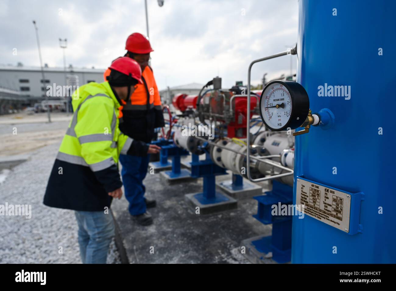 (250220) -- AKSARAY, 20. Februar 2025 (Xinhua) -- chinesische Mitarbeiter überprüfen die Bodenstationen des unterirdischen Erdgasspeichers am Tuz-See in der Provinz Aksaray, T¨¹rkiye, 12. Februar 2025. Das Projekt zur Erweiterung der unterirdischen Erdgasspeicherung am Tuz-See befindet sich auf dem Anatolischen Plateau in der Provinz Aksaray, einer zentralen Provinz in T¨¹rkiye, mit kalten und schneereichen Wintern und heißen und trockenen Sommern. Chinesische Bauunternehmen arbeiten hier seit vielen Jahren und bauen das Erdgasspeicherprojekt auf, um die grüne und kohlenstoffarme Umwandlung von T¨¹rkiye voranzutreiben. Stockfoto