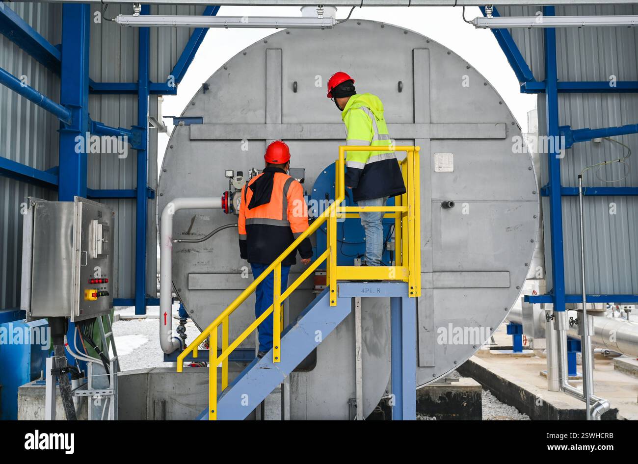 (250220) -- AKSARAY, 20. Februar 2025 (Xinhua) -- chinesische Mitarbeiter überprüfen die Bodenstationen des unterirdischen Erdgasspeichers am Tuz-See in der Provinz Aksaray, T¨¹rkiye, 12. Februar 2025. Das Projekt zur Erweiterung der unterirdischen Erdgasspeicherung am Tuz-See befindet sich auf dem Anatolischen Plateau in der Provinz Aksaray, einer zentralen Provinz in T¨¹rkiye, mit kalten und schneereichen Wintern und heißen und trockenen Sommern. Chinesische Bauunternehmen arbeiten hier seit vielen Jahren und bauen das Erdgasspeicherprojekt auf, um die grüne und kohlenstoffarme Umwandlung von T¨¹rkiye voranzutreiben. Stockfoto