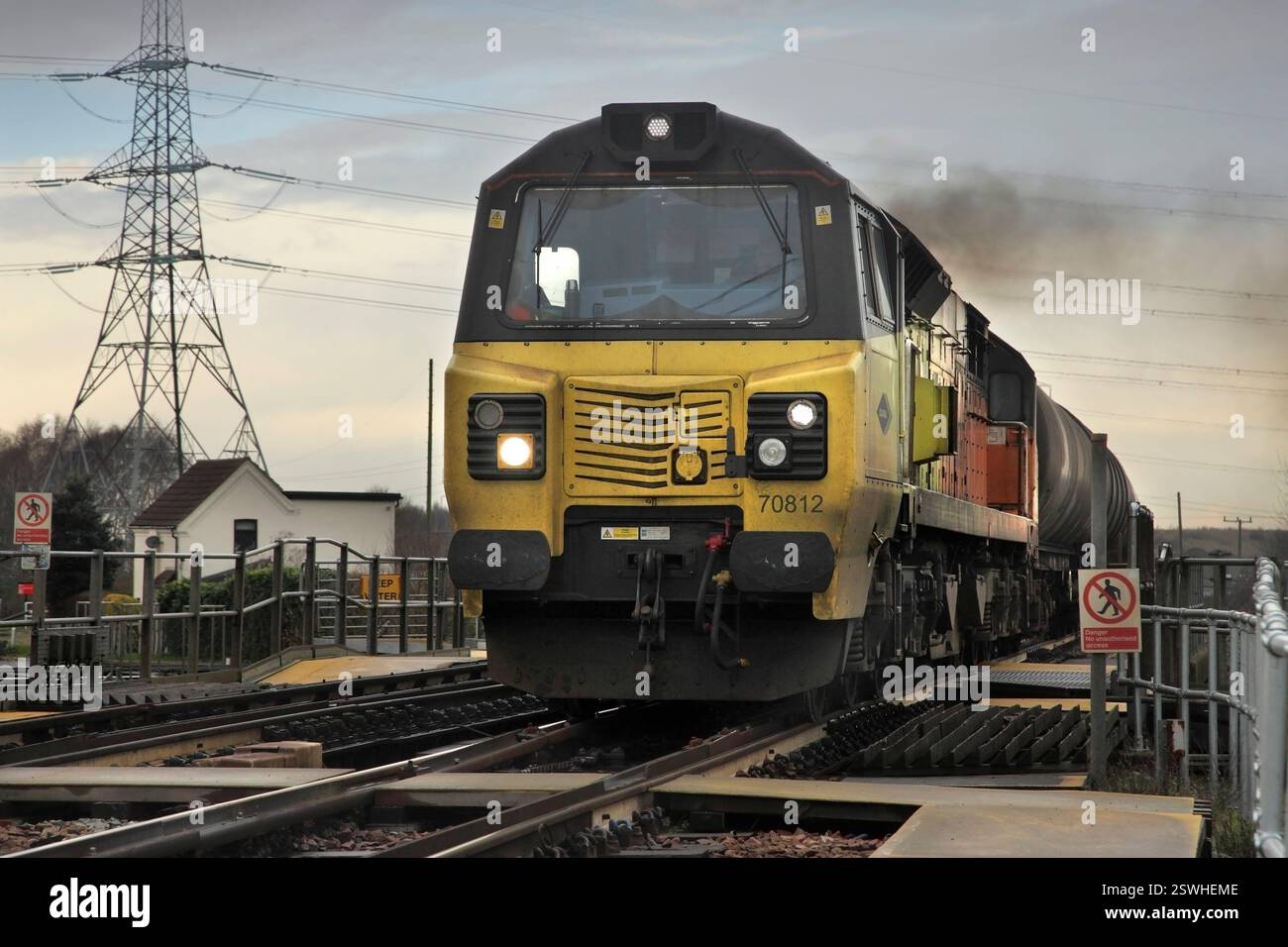 Die GB Railfreight Class 70 Lok 70812 transportiert den leeren Öltankdienst nach Immingham am 25.01.2007 über den Stainforth & Keadby Kanal. Stockfoto