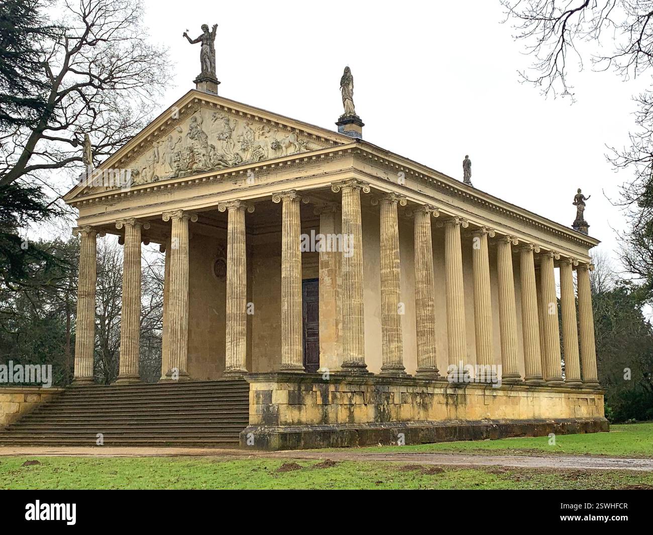 Stowe School Stowe Landscape Gardens Northamptonshire Großbritannien britische alte Schüler Internat Schule Geschichte historische Spiele Pflanzen Bäume hinterer Löwe - Smartphone-aufgenommenes Stockfoto