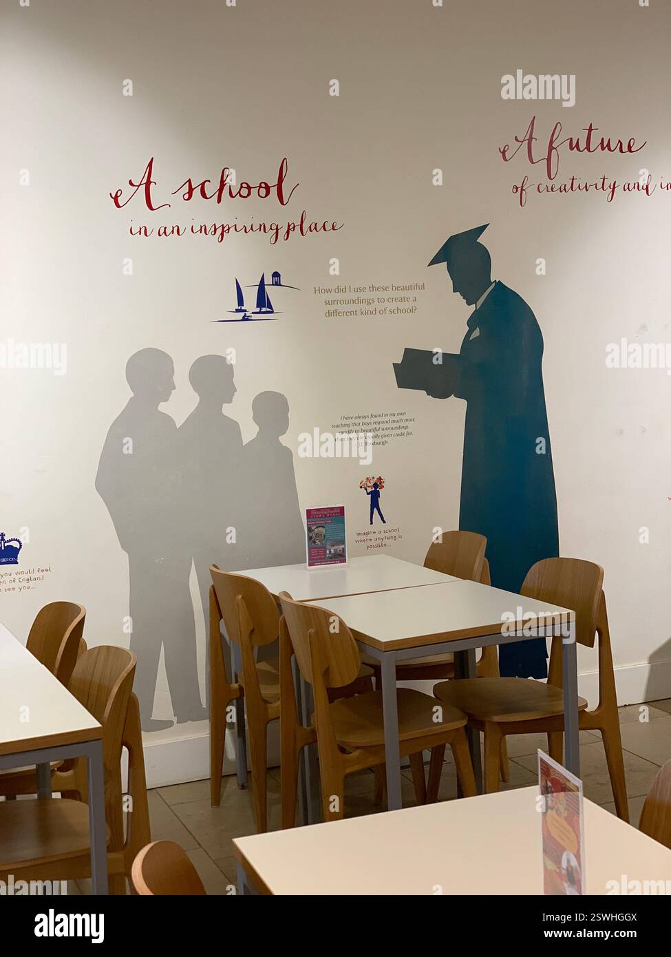 Stowe School Stowe Landscape Gardens Northamptonshire Großbritannien britische alte Schüler Internat Schule Geschichte historische Spiele Pflanzen Bäume hinterer Löwe - Smartphone-aufgenommenes Stockfoto