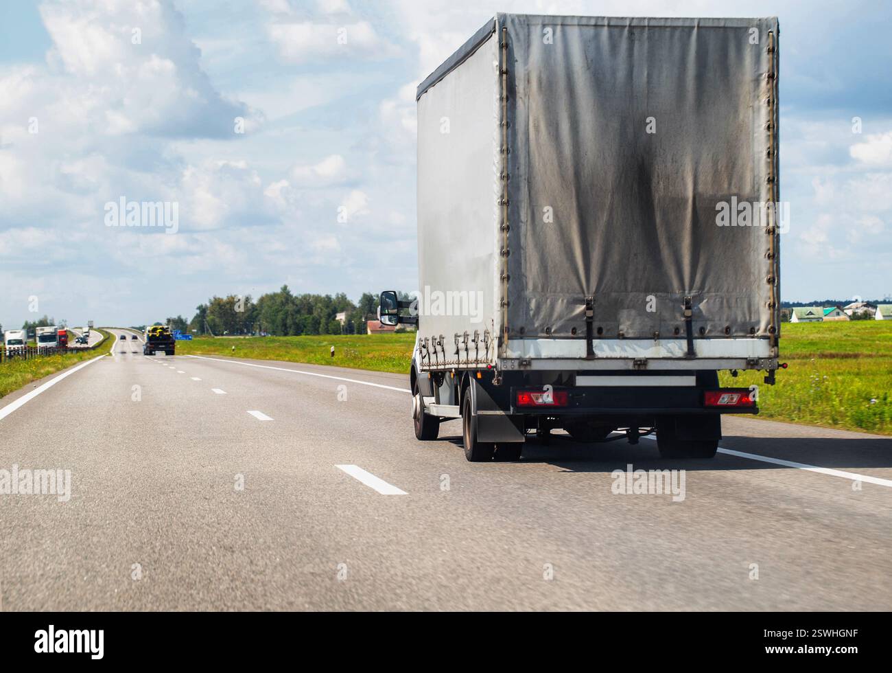 Spezialfahrzeuge mit einer Tragfähigkeit von bis zu 5 Tonnen transportieren im Sommer Güter entlang der Autobahn, Industrie Stockfoto
