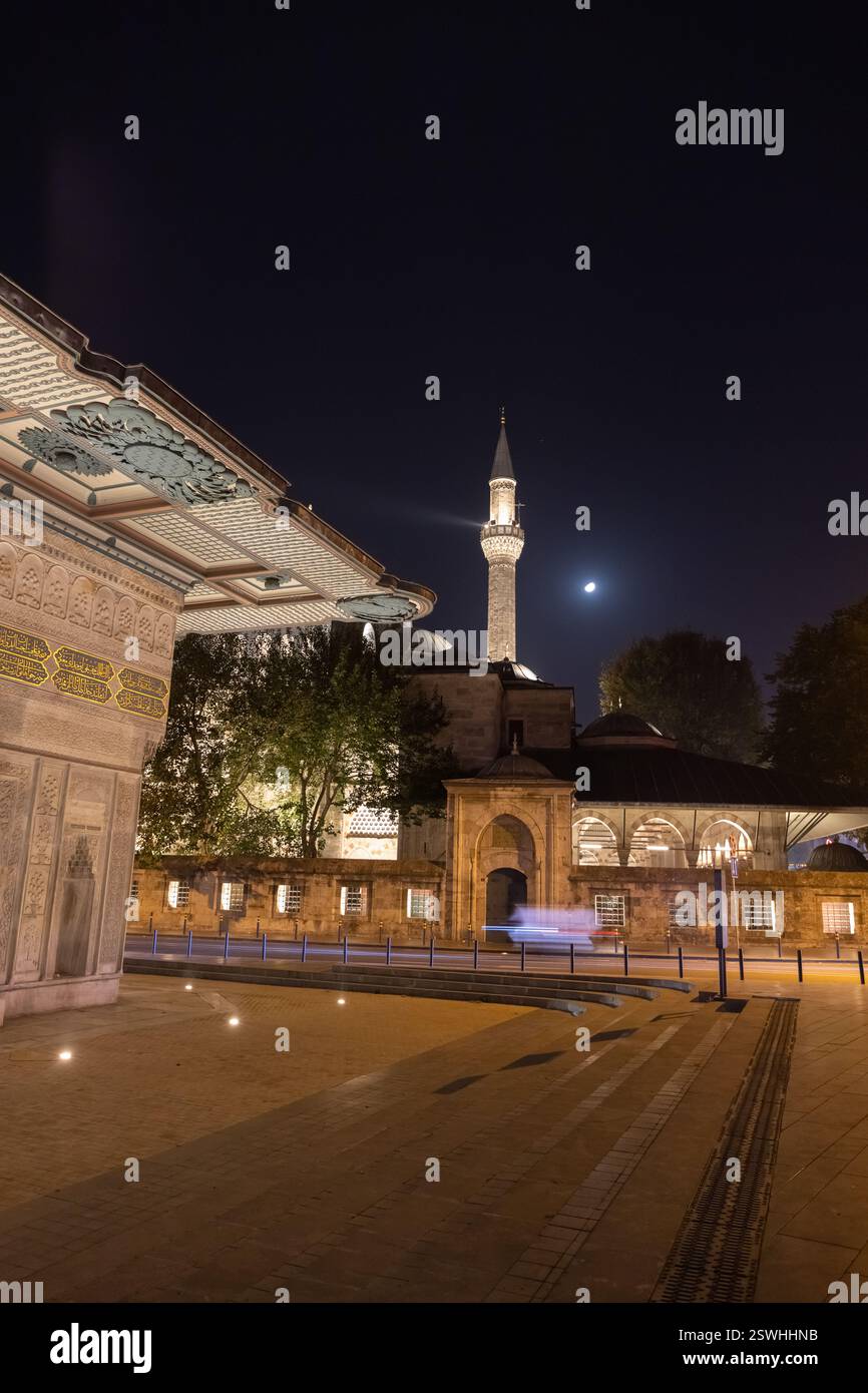 Istanbul Türkei. 23. Oktober 2023, Tophane-Brunnen und Ali-Pascha-Moschee in der Nacht Stockfoto