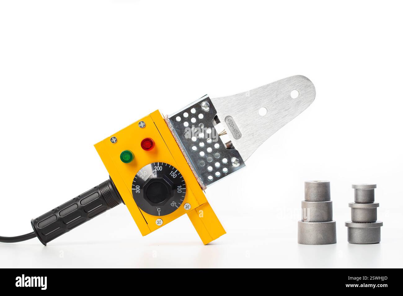 Elektrischer Lötkolben mit verschiedenen Düsen zum Schweißen von Polypropylenrohren auf weißem Hintergrund, isolieren. Stockfoto