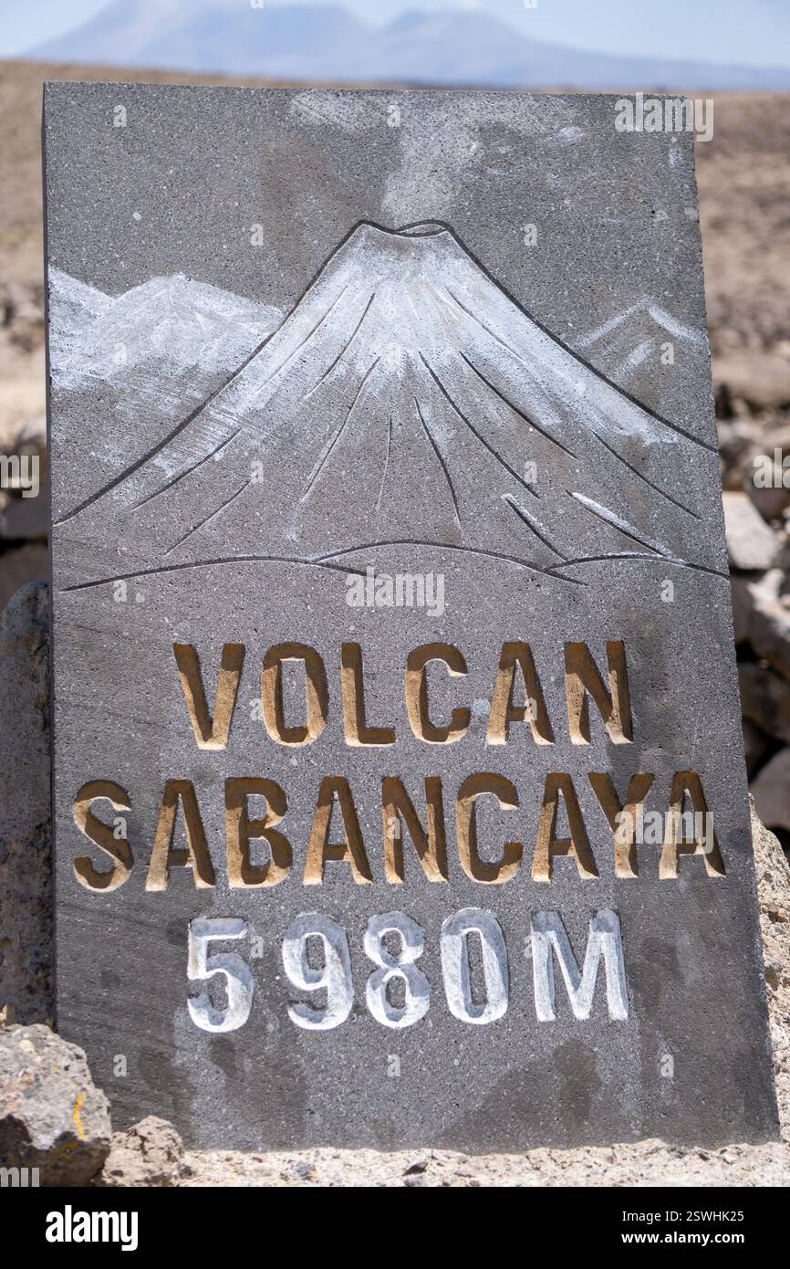 Ein detaillierter Wegweiser zum Vulkan Sabancaya am Vulkan Mirador de los in Peru, umgeben von atemberaubenden Andenlandschaften Stockfoto