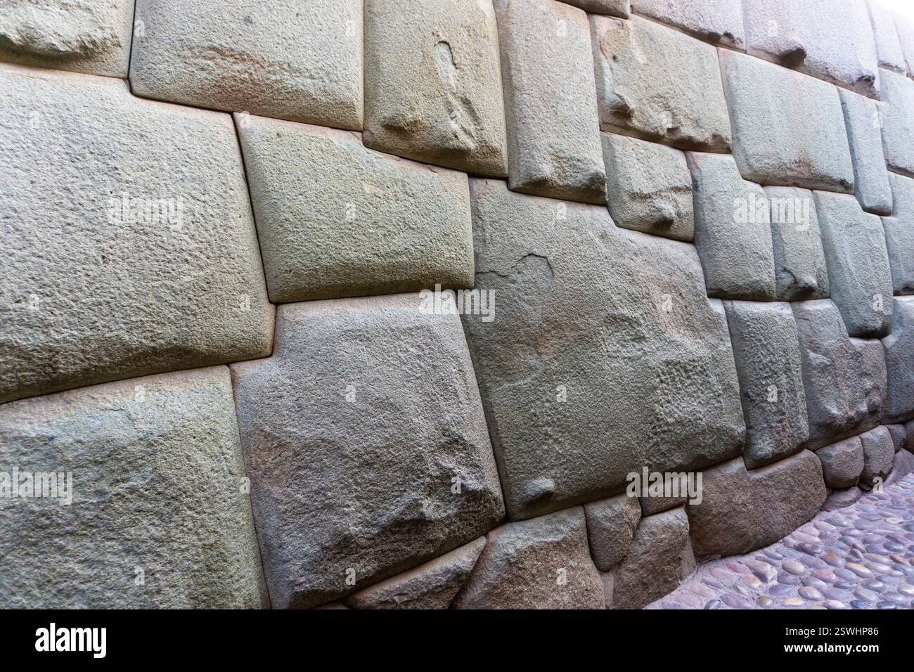 Der Stein der zwölf Winkel in Cusco Peru ist ein ikonisches architektonisches Meisterwerk der Inka Stockfoto