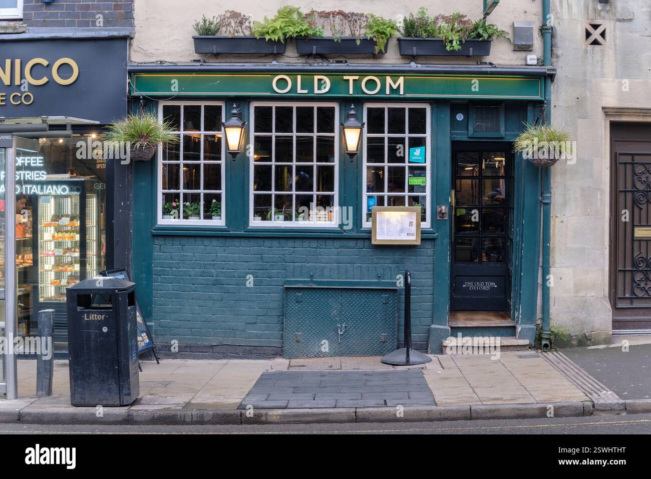 Oxford, England - Old Tom Inn on St Aldates ist ein englischer Pub, der nach der Glocke im Tom Tower am Eingang zur Christ Church auf der gegenüberliegenden Seite benannt ist Stockfoto