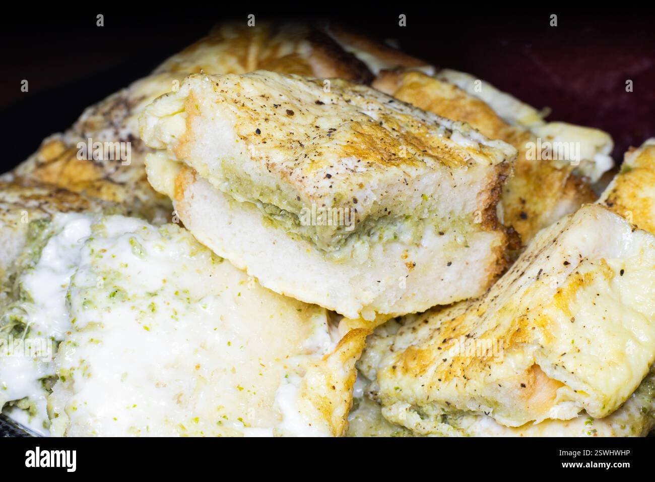 Brot Omelette indisches Street Food mit Mayonnaise und grünem Chutney mit Tomatenketchup Stockfoto