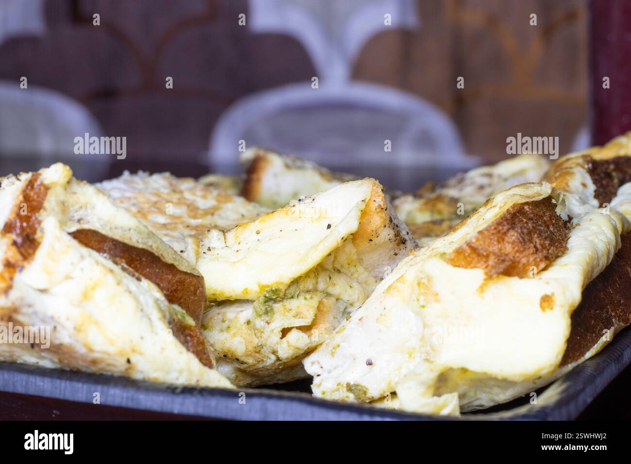 Brot Omelette indisches Street Food mit Mayonnaise und grünem Chutney mit Tomatenketchup Stockfoto