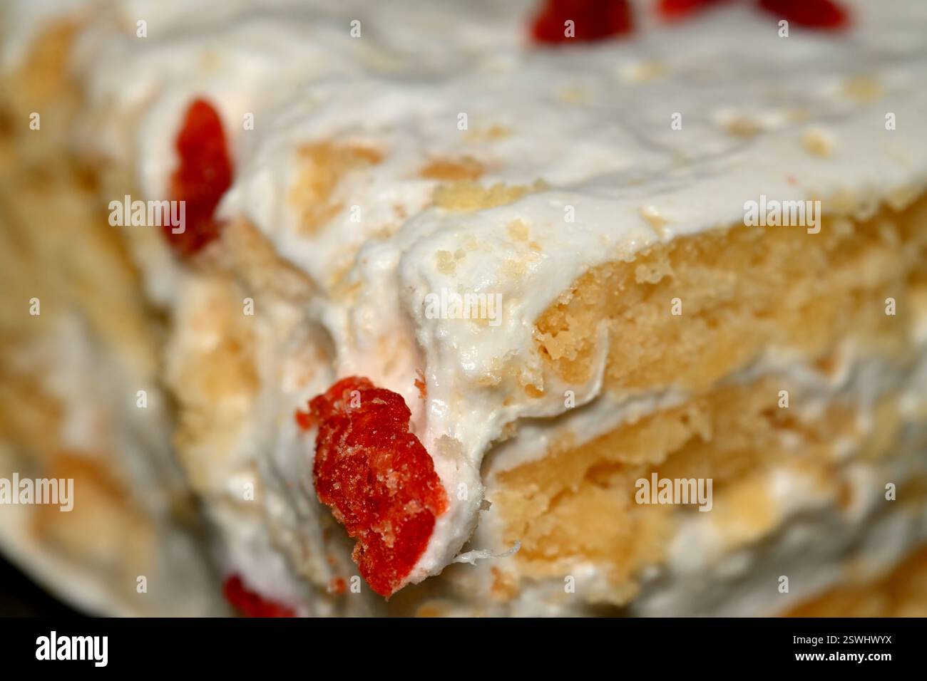 Kuchen mit Sahne und Kirsche Stockfoto