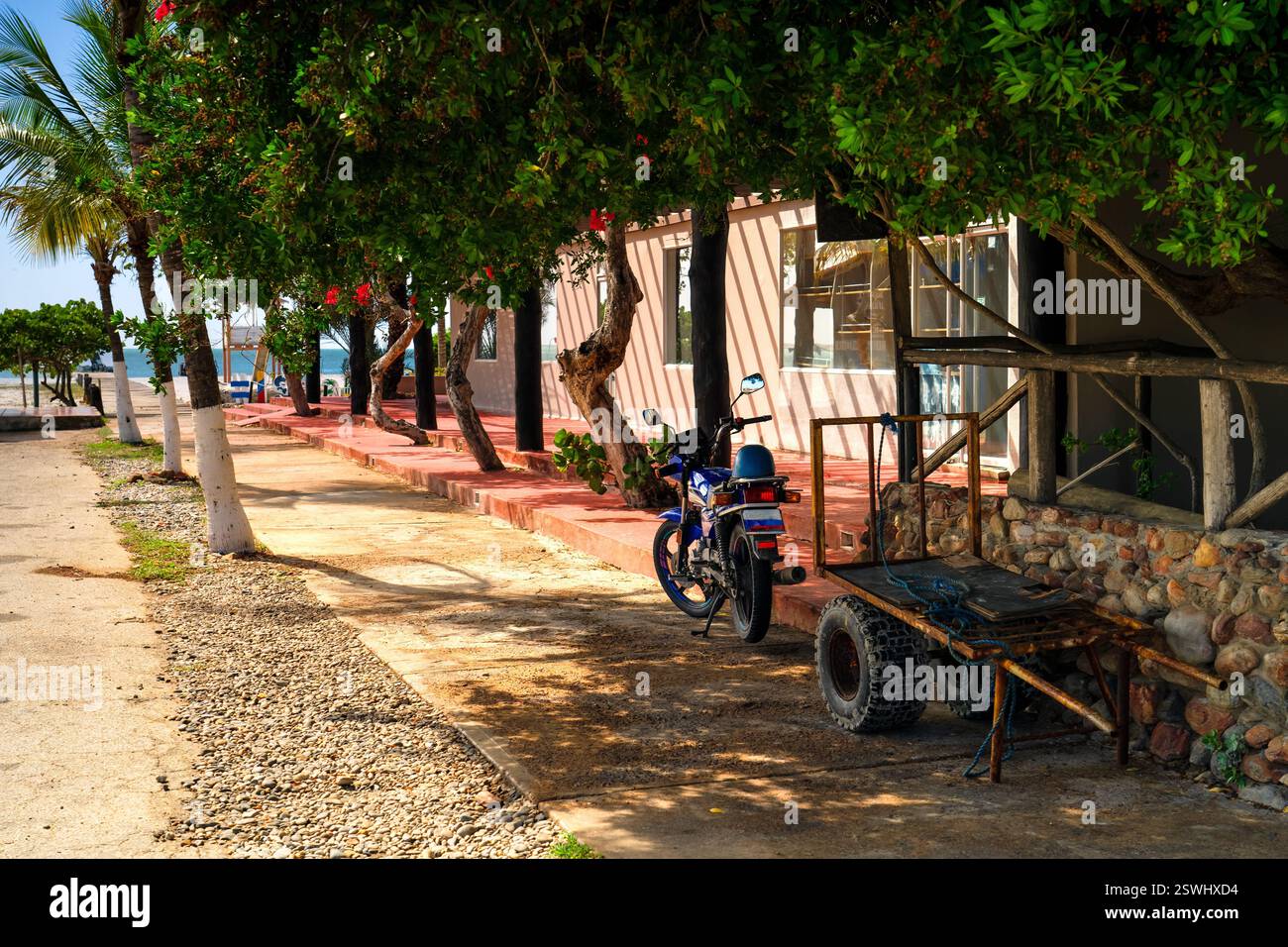 Motorrad geparkt. Die Küste der Insel mit Blick auf das Karibische Meer. Coche Island, Venezuela. Stockfoto Motorrad geparkt. Die Küste der Insel mit Blick auf das Karibische Meer. Coche Island, Venezuela. Stockfoto