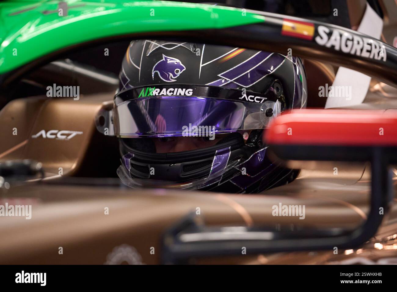 BARCELONA, SPANIEN – 20. FEBRUAR: Javier Sagrera aus Spanien und AIX Racing (26) schauen während der Formel-3-Tests auf dem Circuit de Barcelona-CA in der Garage zu Stockfoto