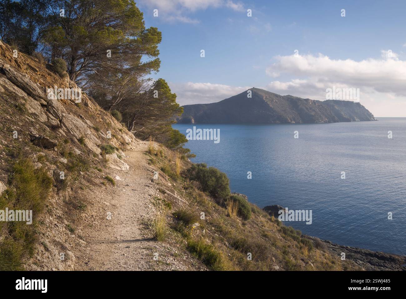 Entdecken Sie atemberaubende Ausblicke entlang der Cami de Ronda, Küstenpfade in Cala Montjoi, Kataloniens wunderschönem Kurzurlaub. Stockfoto