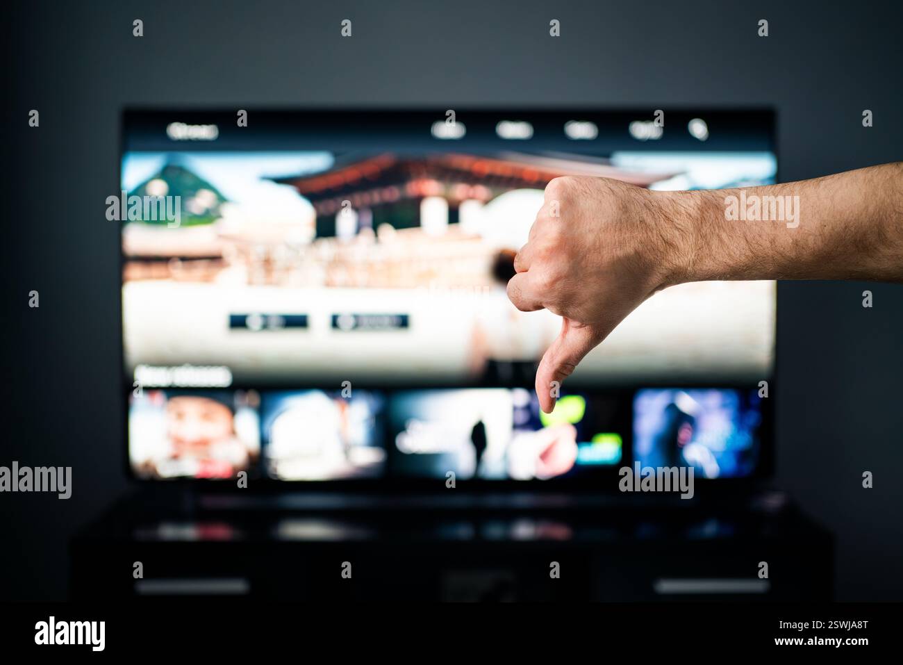 Schlechter Film-Stream-Service im fernsehen. Daumen nach unten, Abneigung. Video-on-Demand, VOD. Abonnement stornieren. Negatives Feedback. Serien- und Filmwebsite online. Stockfoto