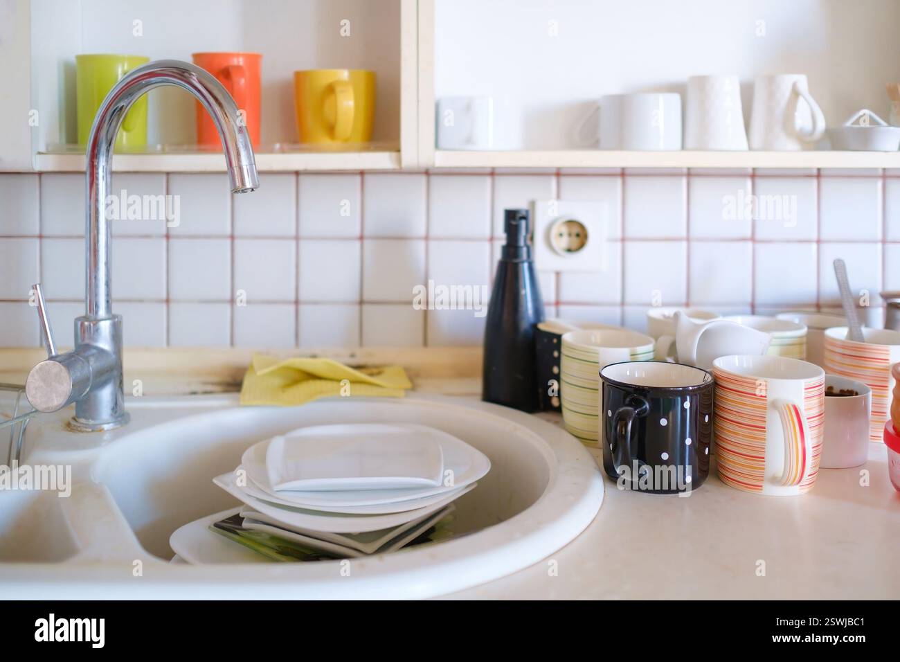 Schmutziges Geschirr in der Küche Stockfoto