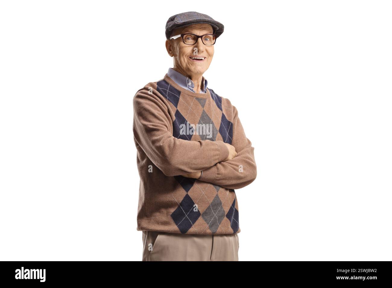Älterer Mann mit Brille und Hut posiert mit gekreuzten Armen isoliert auf weißem Hintergrund Stockfoto
