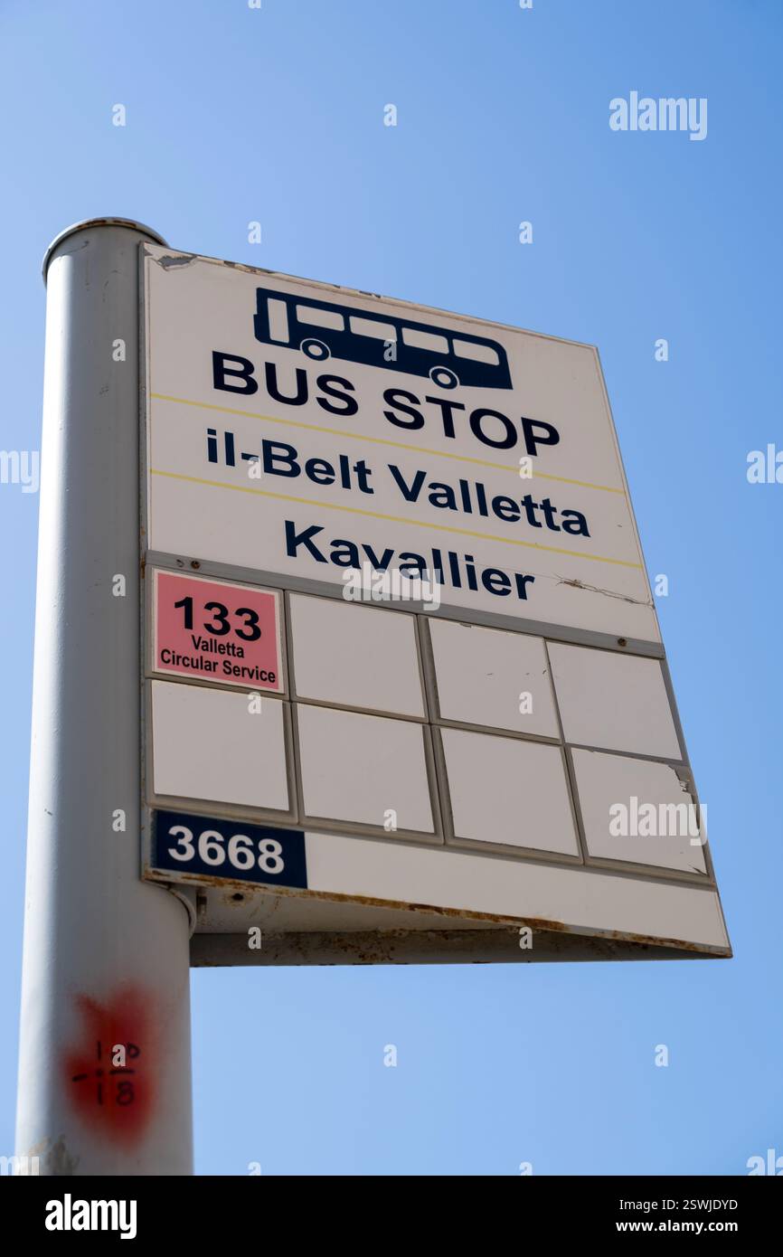 Bushalteschild mit Route 133 für den Valletta Circular Service - Valletta, Malta. Stockfoto