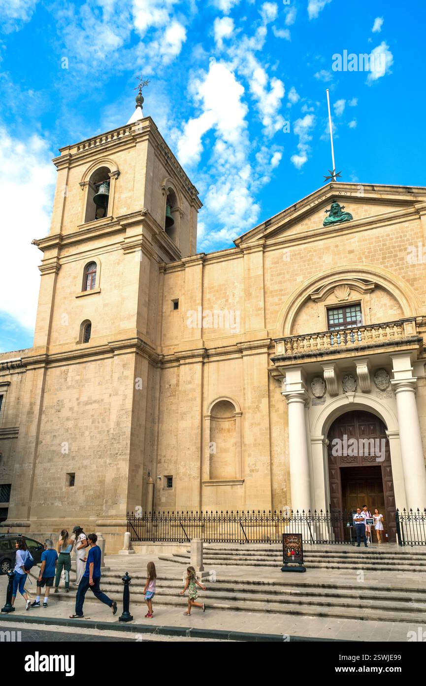Äußere der St. John's Co-Cathedral mit Glockenturm und Eingangstreppe - Valletta, Malta. Stockfoto