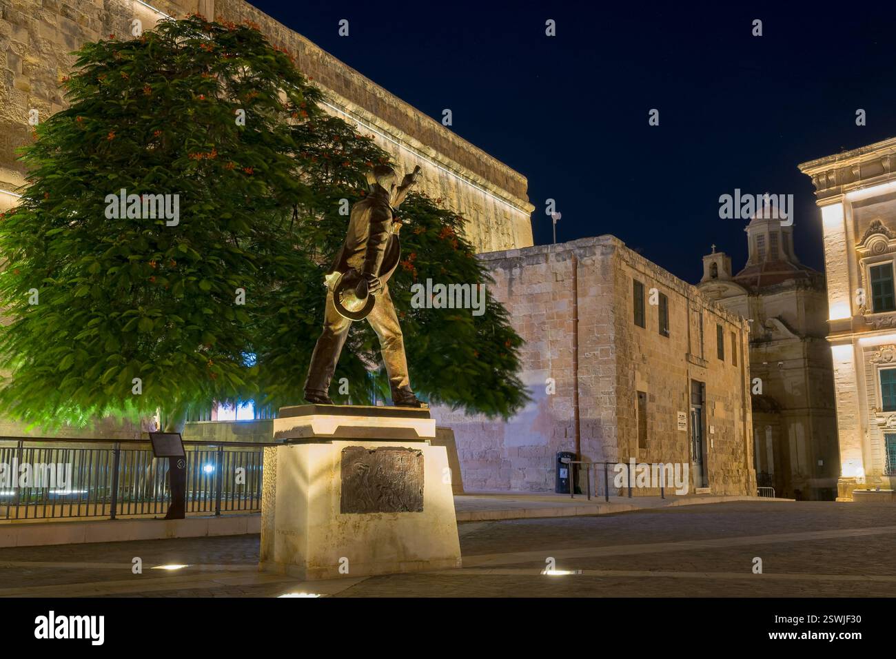 Manwel Dimech Monument am Castille Place, von hinten gesehen mit Saint James Cavalier, Valletta, Malta. Stockfoto