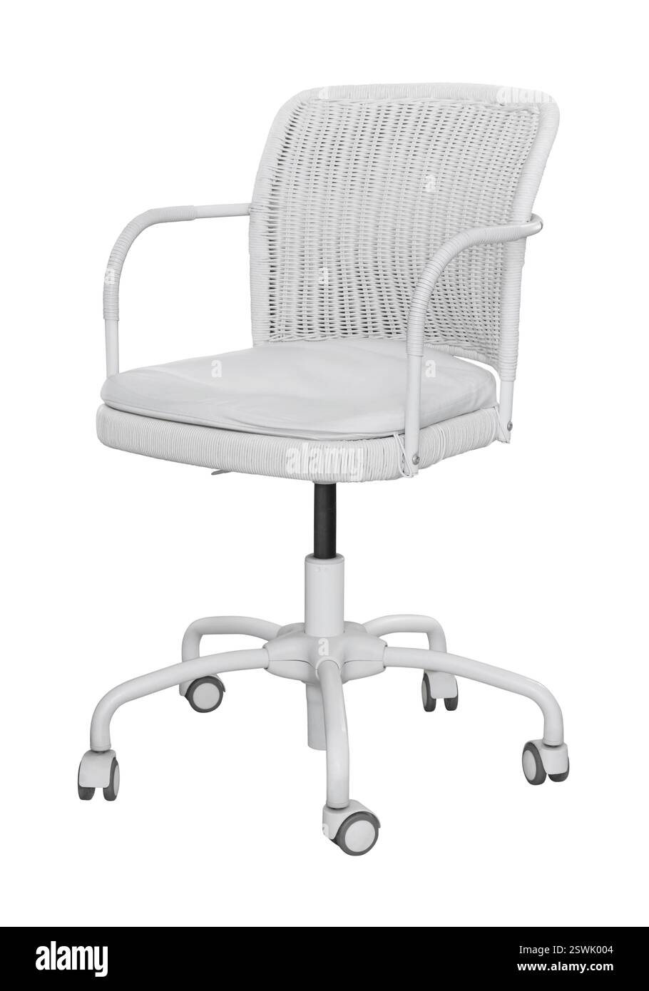 Drehstuhl aus Korbgeflecht isoliert auf weiß Stockfoto