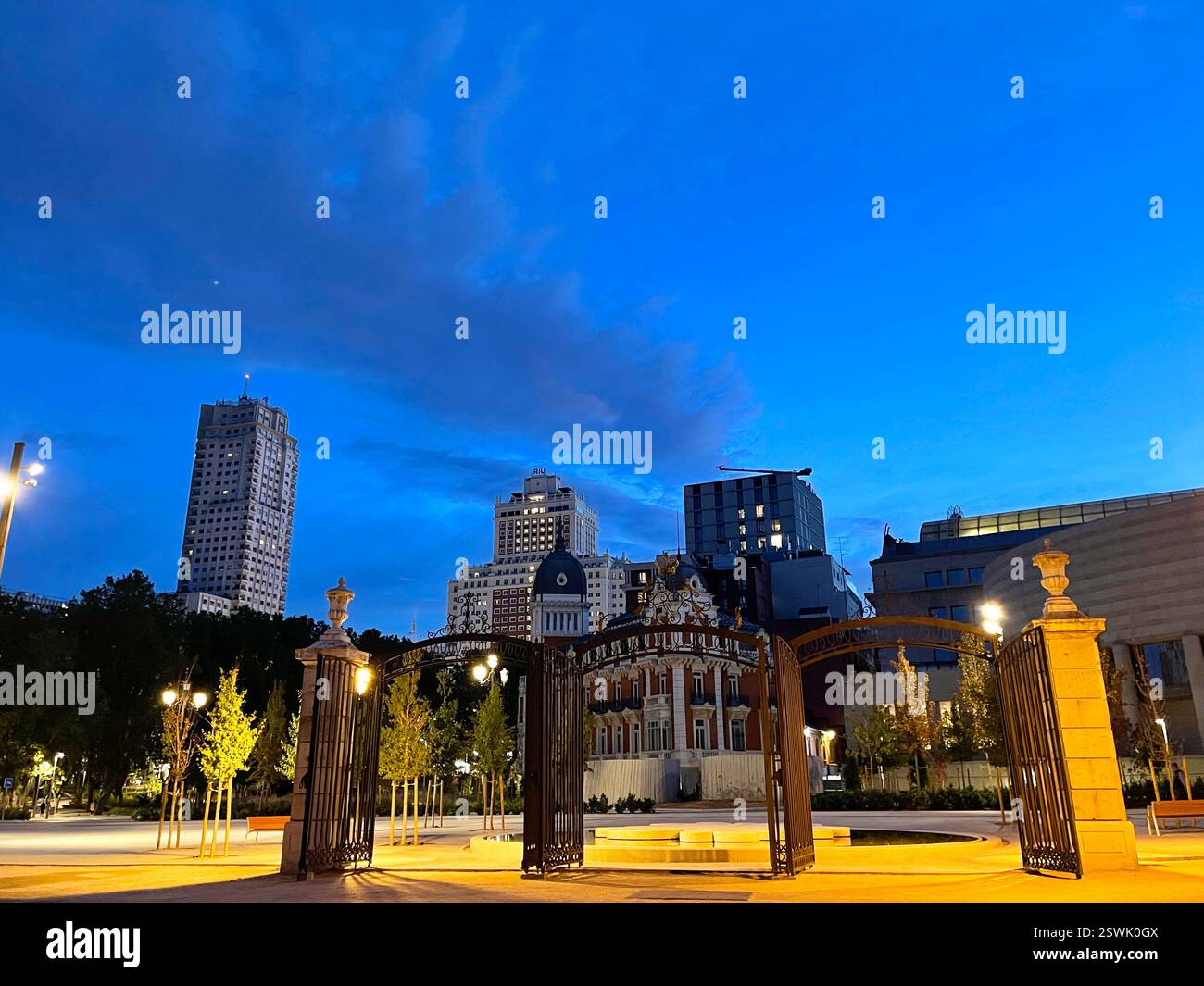 España-Platz von Sabatini-Gärten, Nachtblick. Madrid, Spanien. Stockfoto