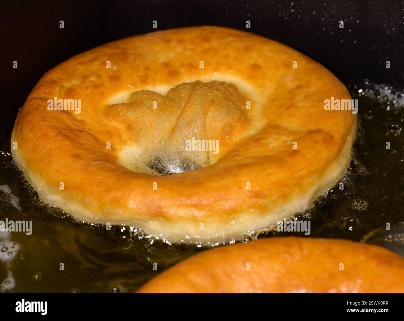 Backen von Schmalzkeksen, eine bayerische Spezialität namens Ausgezogene Stockfoto