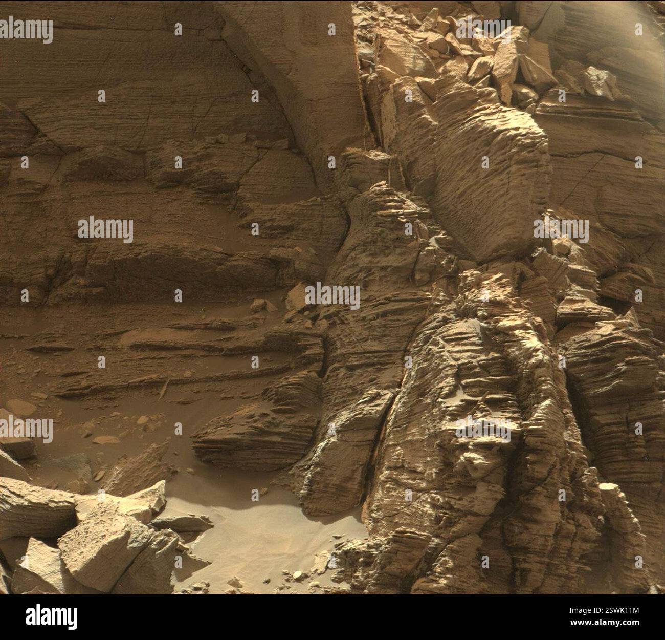 Diese Ansicht von der Mastkamera (Mastcam) im NASA-Mars rover Curiosity zeigt einen Ausläufer mit fein geschichteten Felsen in der Region „Murray Buttes“ auf dem unteren Mount Sharp. Die über die Oberfläche ragenden Buttes und Mesas sind erodierte Reste von antikem Sandstein, der entstanden ist, als sich der Wind Sand ablagerte, nachdem sich der untere Mount Sharp gebildet hatte. Die Schichten innerhalb des Sandsteins werden als „Kreuzbeet“ bezeichnet und weisen darauf hin, dass der Sandstein vom Wind als wandernde Sanddünen abgelegt wurde. Das Bild entstand am 8. September 2016, während des 1454. Marstages, oder sol, von Curiosity’ Arbeit auf dem Mars. Stockfoto