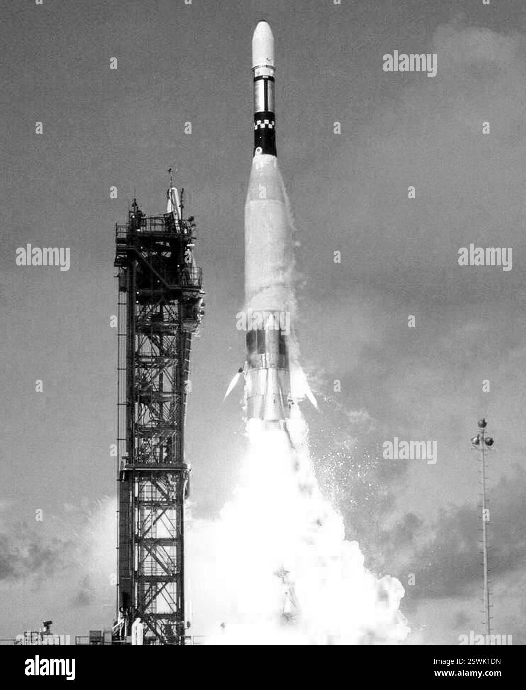 Das Raumschiff Mariner 4 hebt am 28. November 1964 von der Startfläche 12 auf der Cape Canaveral Air Force Station auf einer Atlas Agena Rakete ab. Mariner 4 machte die ersten Fotos von einem anderen Planeten aus dem All. Stockfoto
