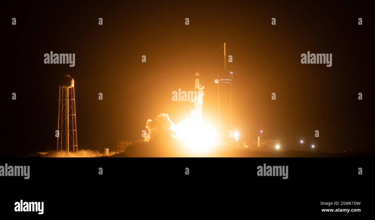 Eine SpaceX Falcon 9 Rakete mit der Crew Dragon Raumsonde wird auf der sechsmonatigen SpaceX Crew-3-Mission der NASA zur Internationalen Raumstation gestartet, mit den NASA-Astronauten Raja Chari, Tom Marshburn, Kayla Barron und dem ESA-Astronauten Matthias Maurer an Bord. Das Raumschiff startete am 10. November 2021 um 21:03 Uhr EST vom Launch Complex 39A im Kennedy Space Center in Florida. Stockfoto
