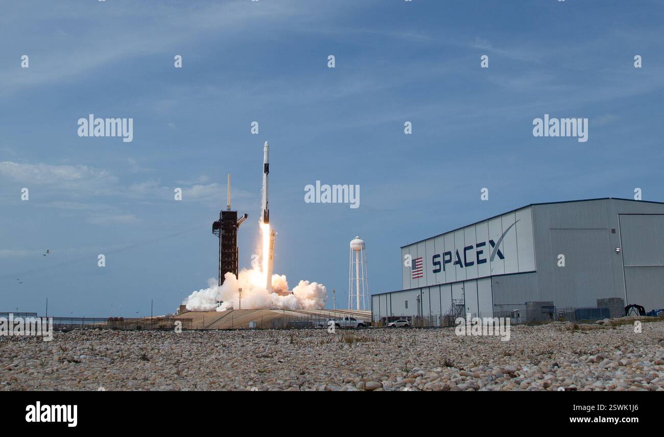 Eine SpaceX Falcon 9-Rakete mit der Crew Dragon wird am Samstag, dem 30. Mai 2020, auf der NASA-Mission SpaceX Demo-2 gestartet. Stockfoto