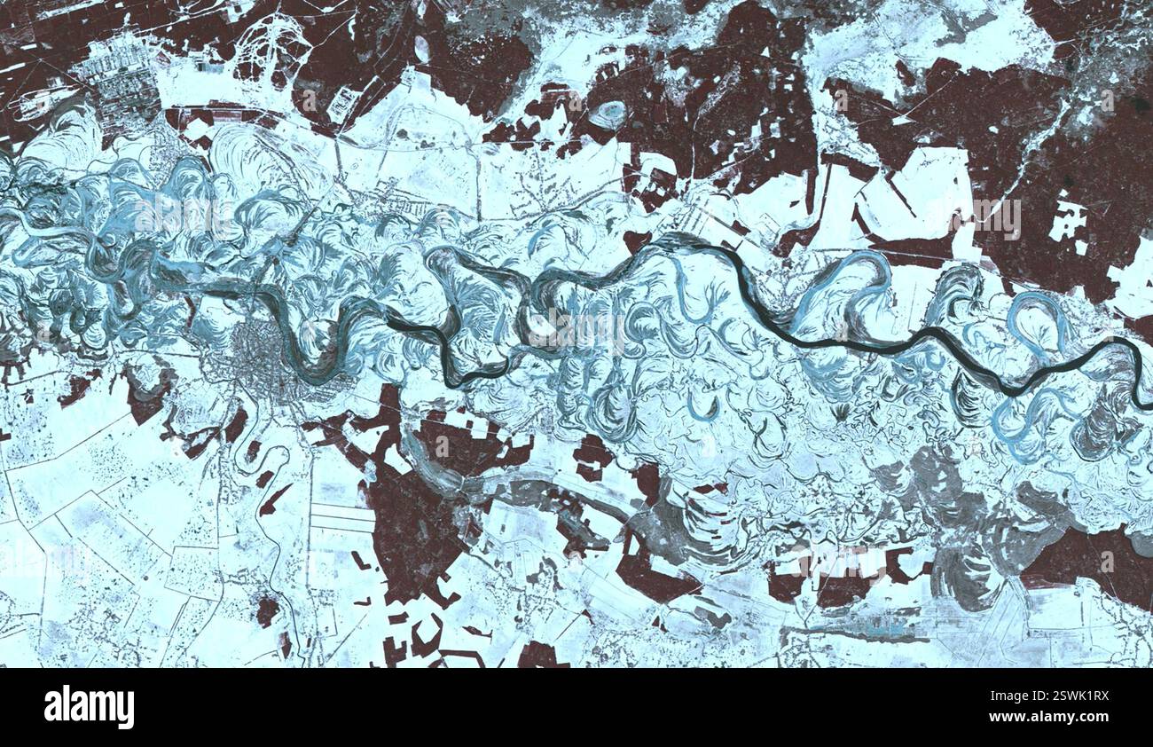 Der Fluss Dnieper in der Ukraine ist der viertlängste Fluss Europas und fließt 2200 km in das Schwarze Meer. Diese winterliche Szene in der Nähe der Stadt Oster zeigt die vielen Mäander und verlassenen Paläokanäle dieses großen Flusses. Das Bild wurde am 6. März 2001 vom ASTER-Instrument auf dem Terra-Satelliten aufgenommen und umfasst eine Fläche von 18,6 mal 32,1 km Stockfoto
