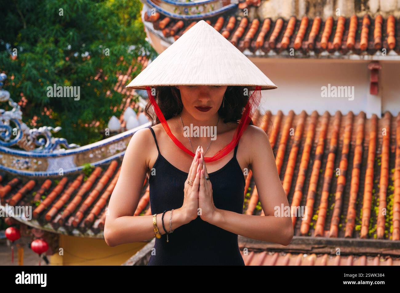 Porträt einer Touristenfrau im Tempel auf der buddhistischen Pagode in Vietnam. Reise und Tourismus in Asien Stockfoto
