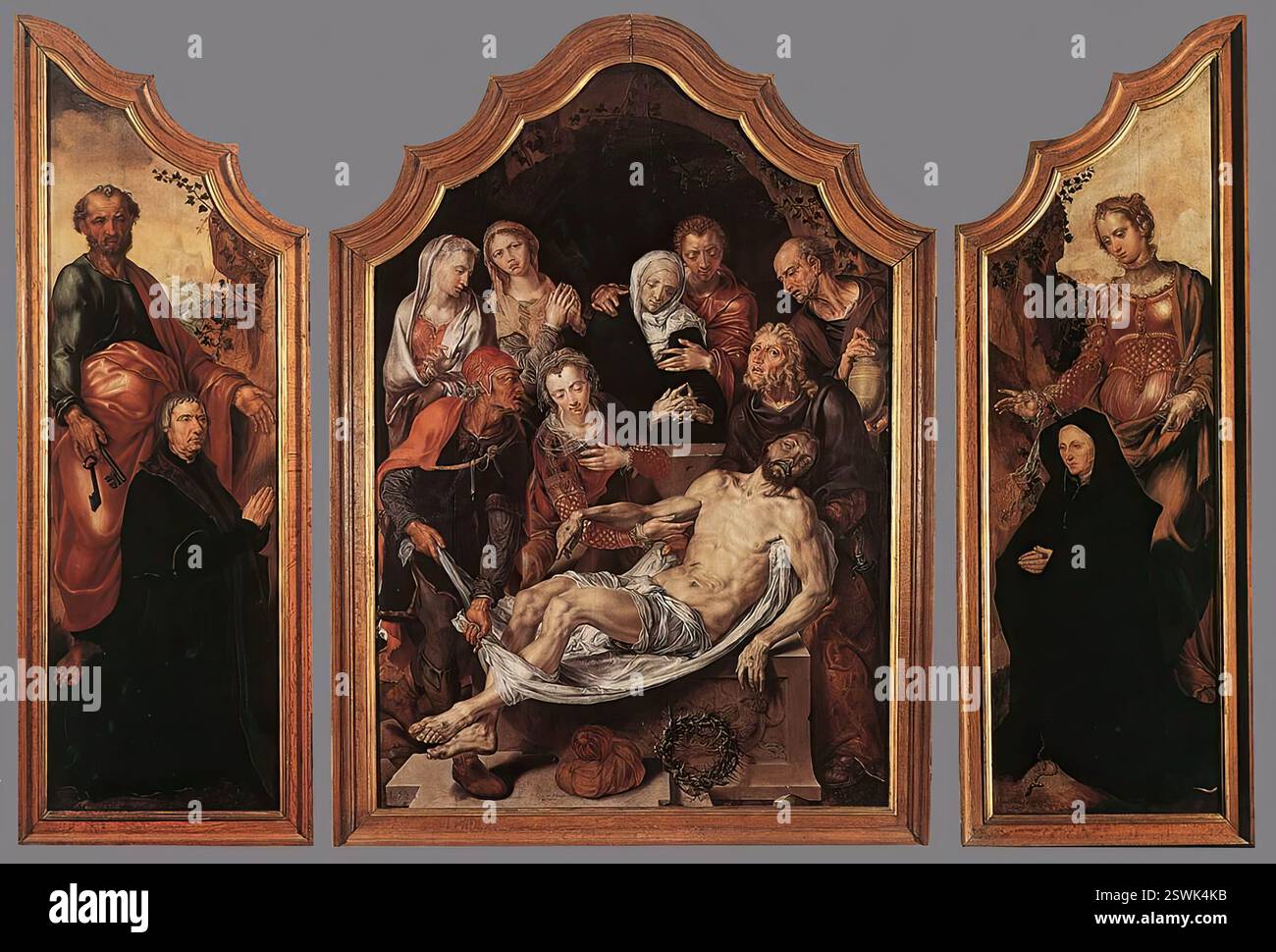 HEEMSKERCK, Maerten van (* 1498, Heemskerck, d. 1574, Haarlem) Triptychon des Entombments 1559-60 Öl auf Eiche, 220 x 149 cm (Mitte), 219 x 66 cm (Flügel) Musées Royaux des Beaux-Arts, Brüssel Maerten van Heemskerck hat wahrscheinlich dieses imposante Triptychon für eine Kirche in Delft produziert. Es ist ein reifes Werk und eines der meistbegabten Gemälde des Künstlers. Die Mitteltafel stellt das Grabgut nach einem traditionellen Muster dar, mit dem knorrigen Körper Christi, der auf einem glänzenden weißen Wickeltuch platziert ist und allein fast den gesamten Vordergrund einnimmt. Sie wird von Joseph von Arimathea t unterstützt Stockfoto