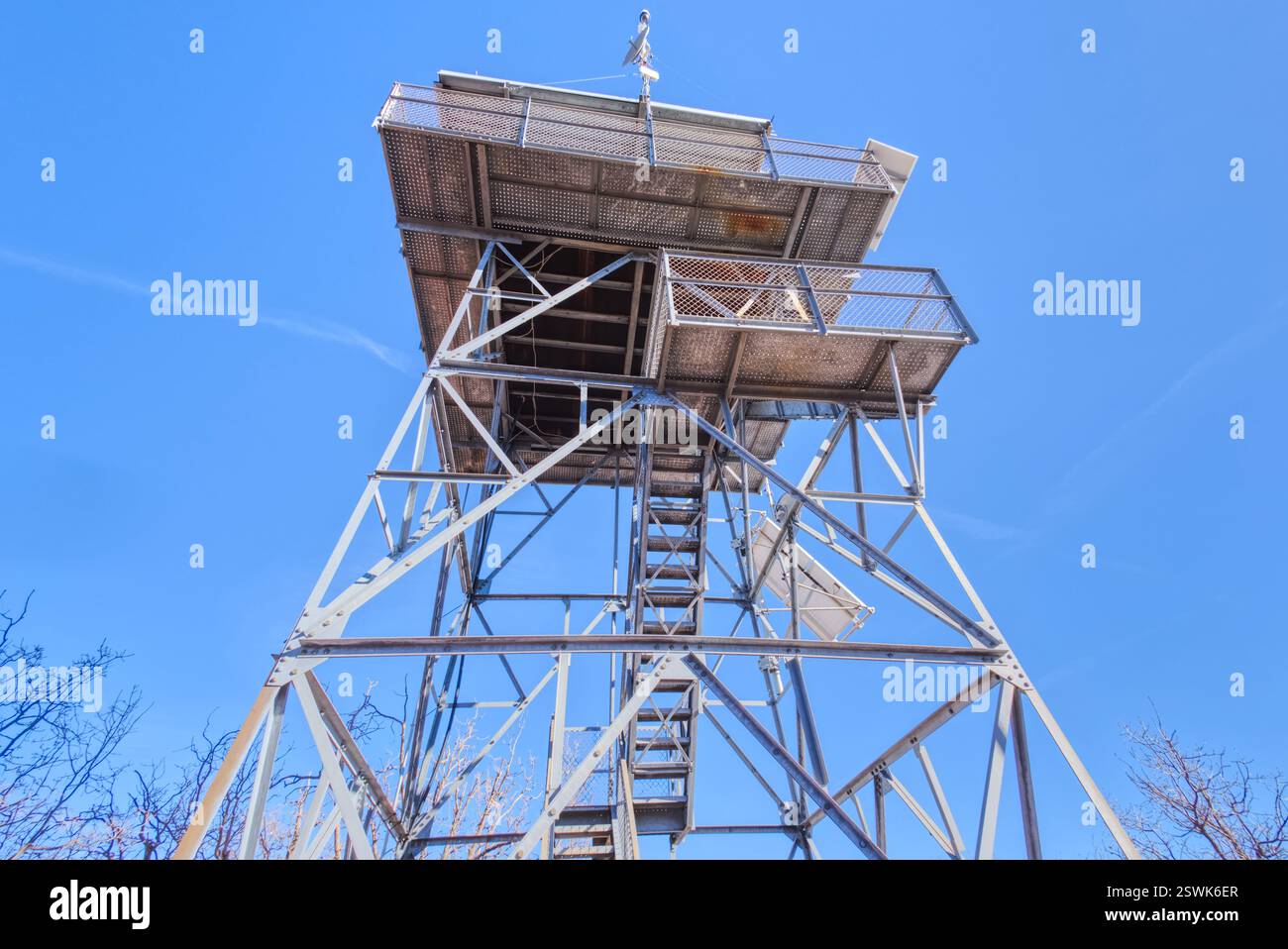 Blick auf Fischaugen von unterhalb des Feuerwachturms auf dem Gipfel des Apache Maid Mountain im Coconino National Forest von Arizona. Der Turm ist eine öffentliche Requisite Stockfoto