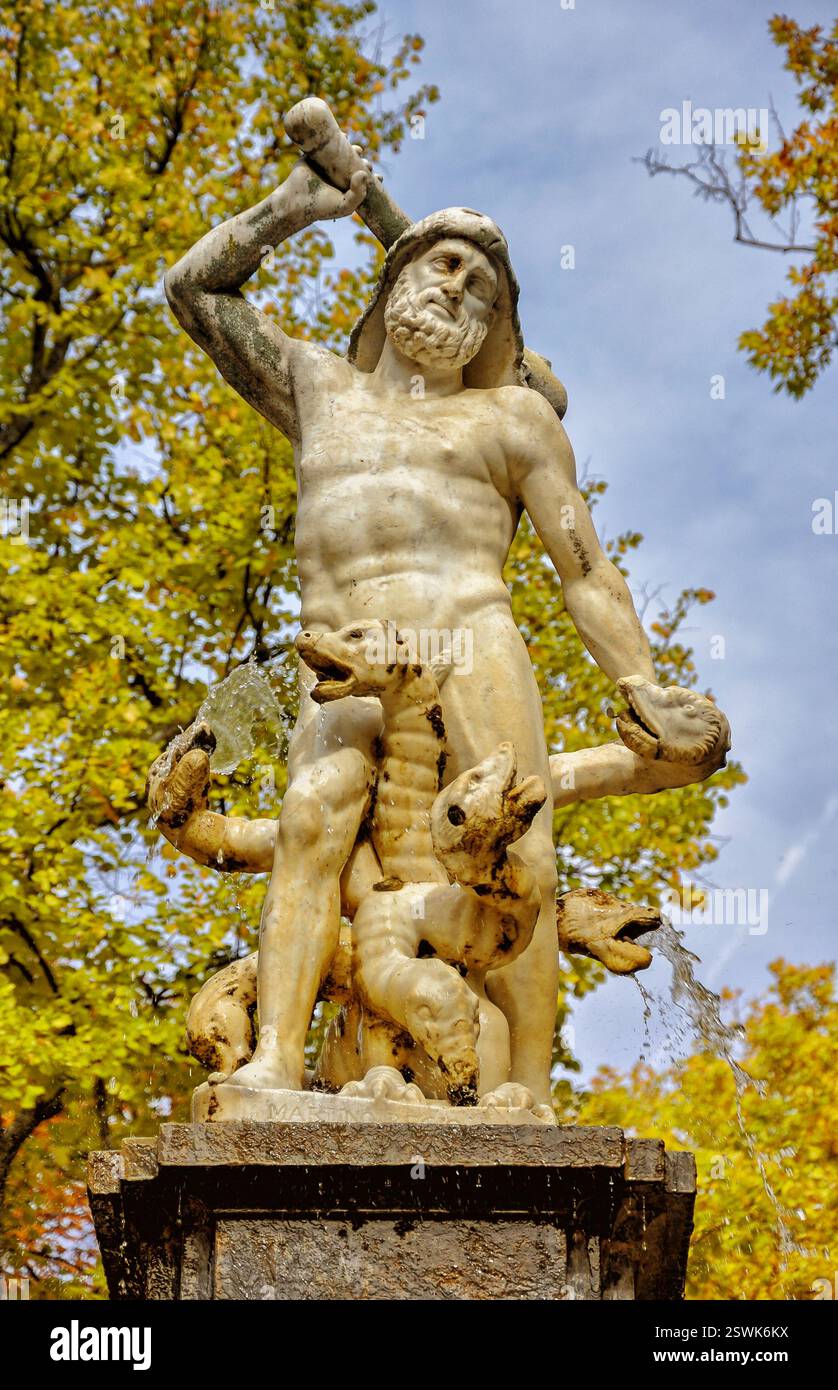 Herkules and the Fierce Hydra: Eine packende Geschichte von Mut und Mythos in Aranjuez's Royal Gardens Stockfoto